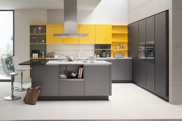 The spirit of a futuristic design.
A kitchen that makes minimalism its trump card, offering a new solution for functionality requirements. Its outstanding features include its pure flat door, the up-